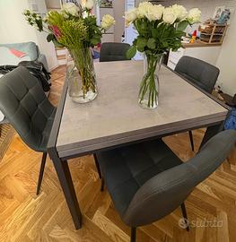 Tavolo da pranzo grigio allungabile con sedie