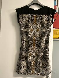 Vestito smanicato bianco e nero