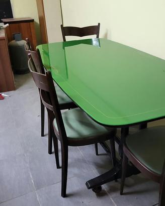 Credenza con tavolo e sedie