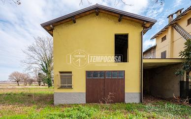 Deposito su due livelli con giardino