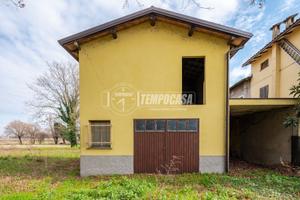 Deposito su due livelli con giardino