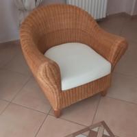 poltrona in rattan con cuscini vintage