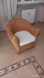 poltrona in rattan con cuscini vintage