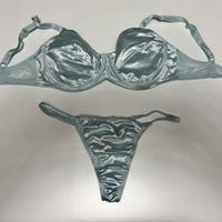 Completo in satin azzurro polvere