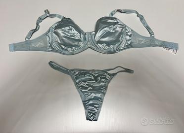 Completo in satin azzurro polvere