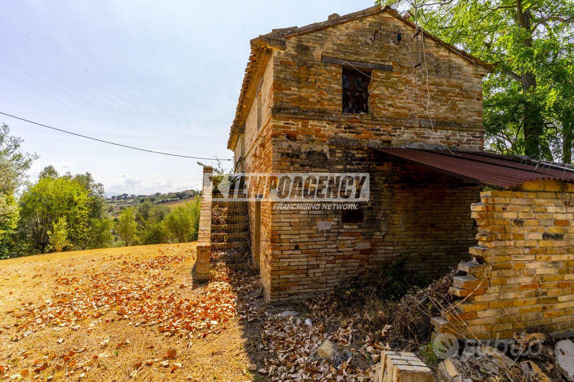 Casale da ristrutturare, a due passi dal centro, p - Vista 6
