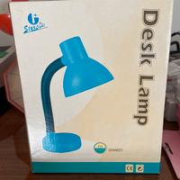 Lampada da tavolo con braccio pieghevole