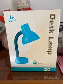 Lampada da tavolo con braccio pieghevole