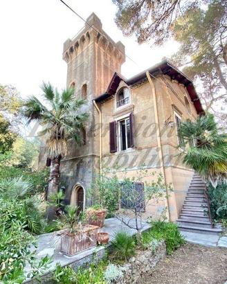 Villa di 400 m² con più di 5 locali e box auto a R