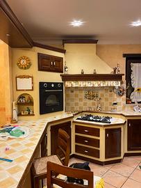 Cucina legno finta muratura