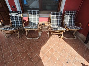 4 sedie un tavolo e un umbrello 