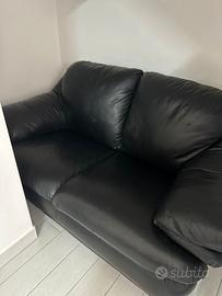 Sofà in vera pelle di colore nero