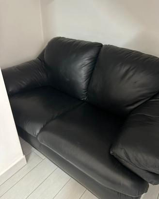 Sofà in vera pelle di colore nero