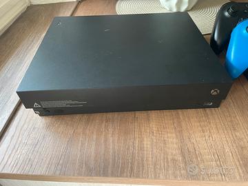 Xbox One X - Console + giochi + 2 controller