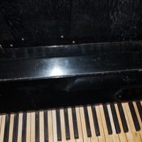 pianoforte a parete 