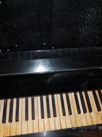pianoforte a parete 