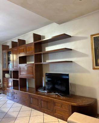 Mobile e tavolo con sedie
