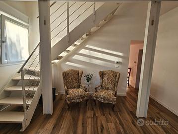 Scala da interno in legno e ferro in stile moderno