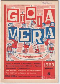 Riviste scuola con spartiti musicali