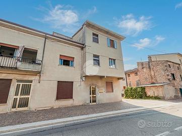 4 LOCALI A VILLAFRANCA DI VERONA