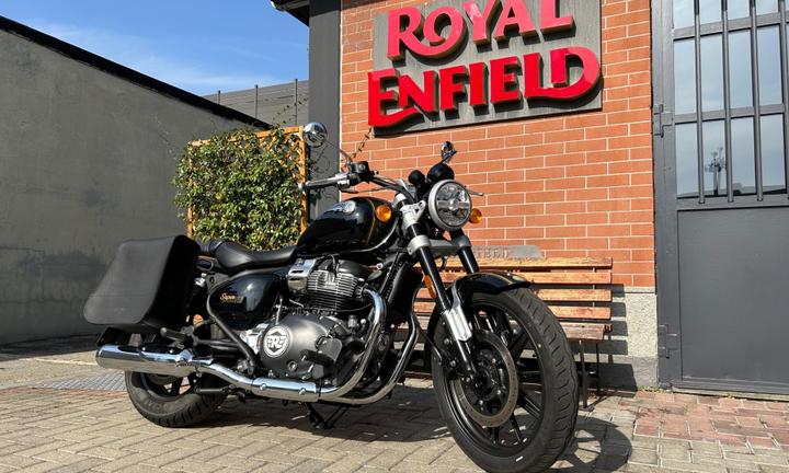 Royal Enfield Super meteor 650 Interstellar Green