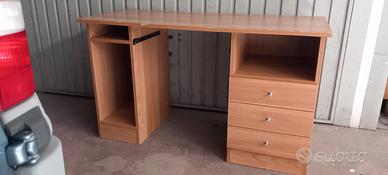 scrivania usata color legno con cassetti 