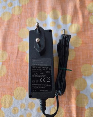 Alimentatore 12 VDC / 3A.