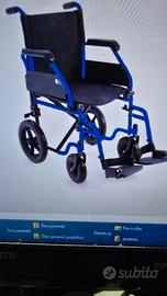 Carrozzina pieghevole da transito. Sedia a rotelle
