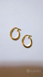 Orecchini ovali con greche in oro giallo 18kt 750