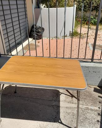 Tavolino e cose per campeggio 