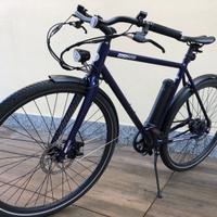 Bicicletta elettrica uomo pedalata assistita ebike