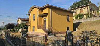 Villa di 200 m² con più di 5 locali e box auto a V
