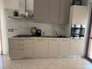 cucina tavola e sedie usate