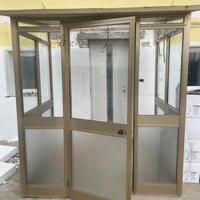 Tettoia con vetrate chiusa