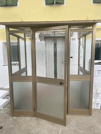 Tettoia con vetrate chiusa