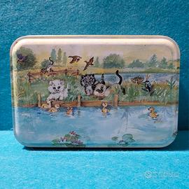 Scatola VUOTA in Latta con Gattini del Laghetto