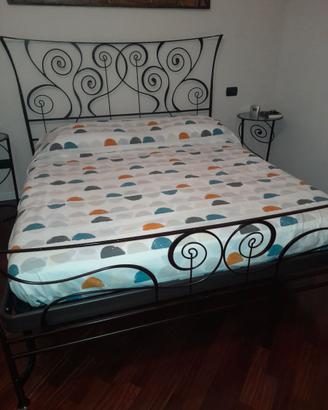 Letto matrimoniale ferro pieno con inserti ambra