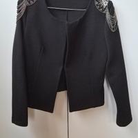 Blazer Nero Corto con Spalline Gioiello e Catene 