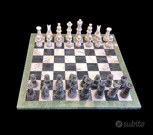 Scacchiera con scacchi in marmo