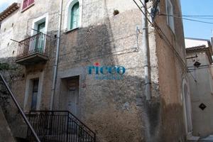 Camerota: fabbricato nel centro storico