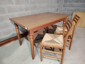 Tavolo in legno nobilitato con prolunga inclusa