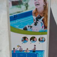    piscina esterna da giardino con motore 