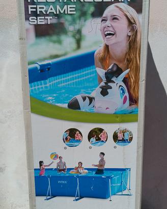    piscina esterna da giardino con motore 