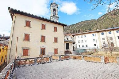 Villa di 1140 m² con più di 5 locali e box auto a 