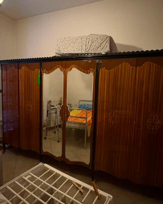 Armadio vintage in legno con ante a specchio