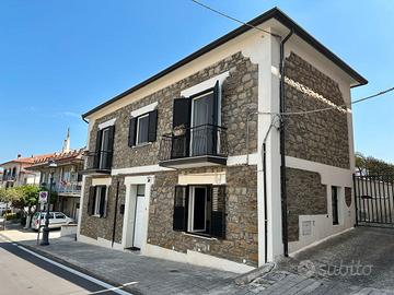 Villa in pietra ristrutturata con giardino privato