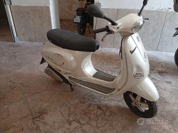 Piaggio Vespa 125 ET4 con motore 150