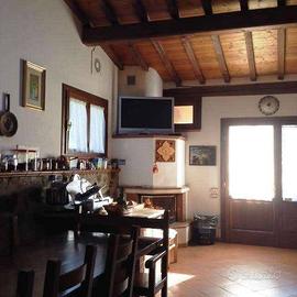 Villa di 180 m² con 5 locali e posto auto a Monsum