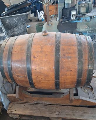 botte di vino con motore 