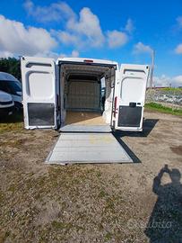 Fiat Ducato 35 2,3 MJT con pedana di carico
